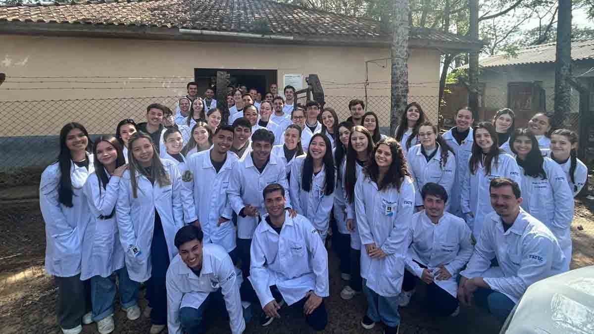 Ivan Maldonado / Notícias Online Acadêmicos da 3ª turma de Medicina da Fatec Ivaiporã durante visita à Aldeia Indígena Faxinal