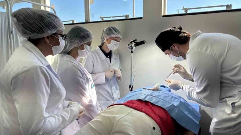 Estudantes de Medicina da Fatec Ivaiporã participam de atividade prática em ambiente hospitalar
