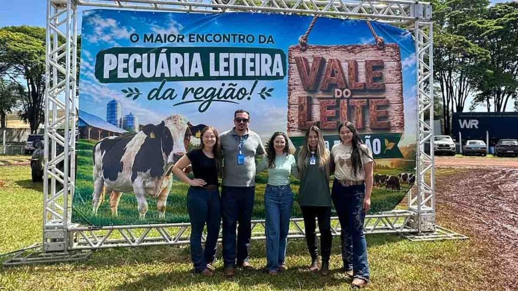 Acadêmicos e professores de Medicina Veterinária da Fatec Ivaiporã participaram de atividades de manejo e orientação no 2º Vale do Leite