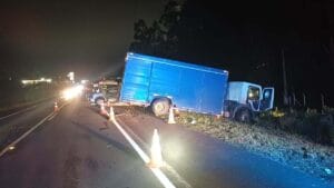 Acidente entre carro e caminhão terminou com a morte de um motorista na BR-277, em Guarapuava.
