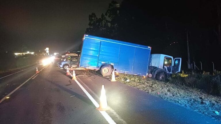 Acidente entre carro e caminhão terminou com a morte de um motorista na BR-277, em Guarapuava.