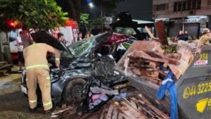 Carro envolvido em acidente com caçamba de entulho na Avenida Brasil, em Maringá