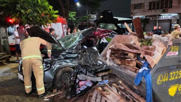 Carro envolvido em acidente com caçamba de entulho na Avenida Brasil, em Maringá