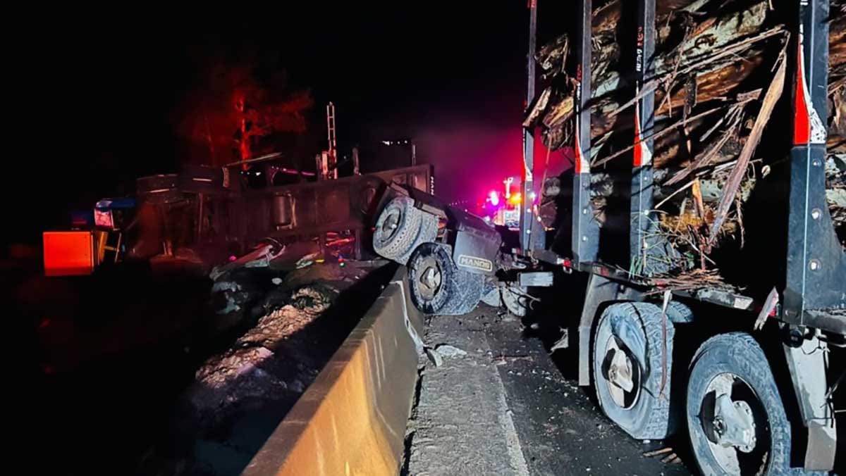 Acidente envolvendo dois caminhões e um GM Celta na PR-151, em Ponta Grossa