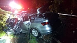 Colisão frontal entre carro e caminhão na rodovia PR-090, em Curiúva.