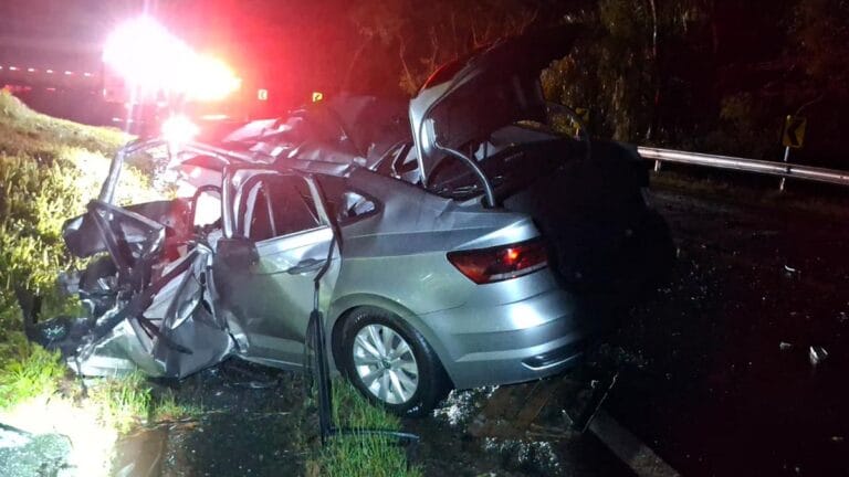 Colisão frontal entre carro e caminhão na rodovia PR-090, em Curiúva.