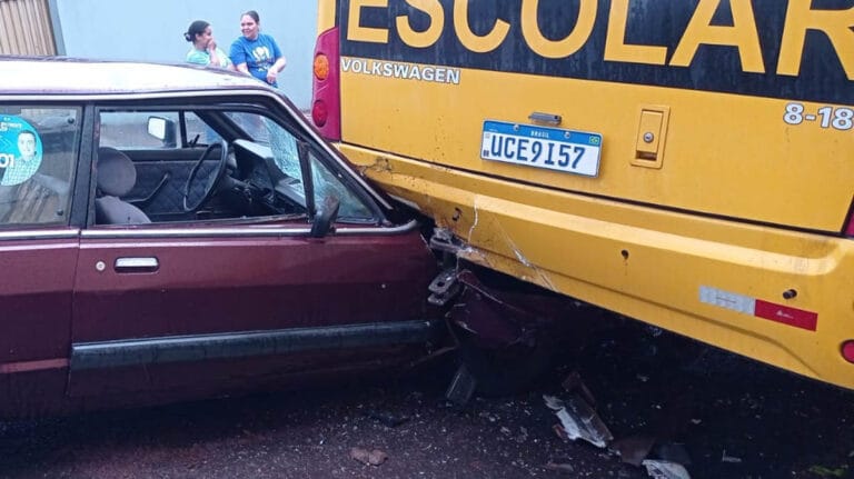 Carro com problema mecânico atinge ônibus da prefeitura em São João do Ivaí.