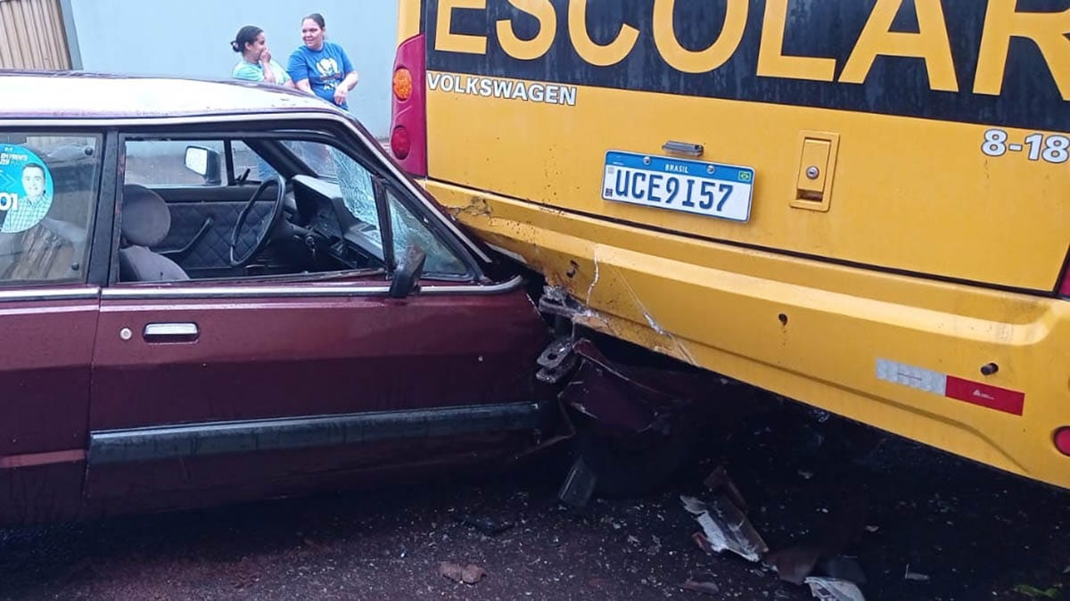 Carro com problema mecânico atinge ônibus da prefeitura em São João do Ivaí.