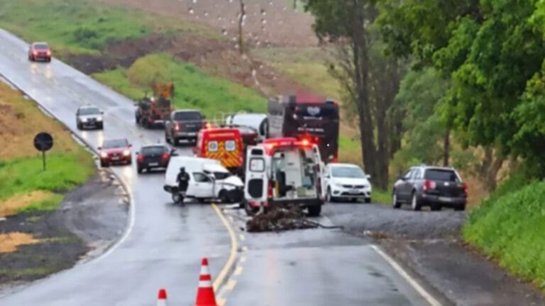 Fiorino ficou destruída após colisão frontal com ônibus na BR-466, em Manoel Ribas