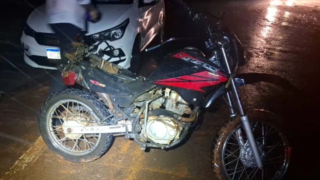 Jovem de 18 anos ficou ferido em colisão entre moto e caminhão na PRC-466, em Jardim Alegre.