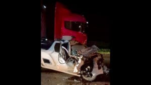 Picape envolvida em acidente na BR-376, em Mauá da Serra.
