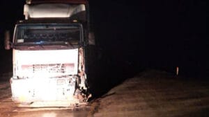 Caminhão com a parte dianteira danificada após acidente na PR-466, em Pitanga.