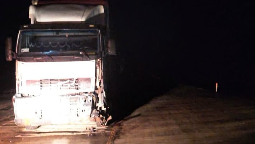 Caminhão com a parte dianteira danificada após acidente na PR-466, em Pitanga.