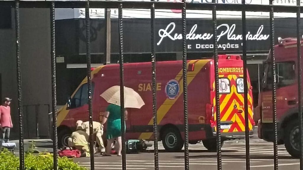 Acidente entre carro e scooter elétrica deixa idoso ferido em Ivaiporã Acidente entre carro e scooter elétrica na Avenida Souza Naves em Ivaiporã