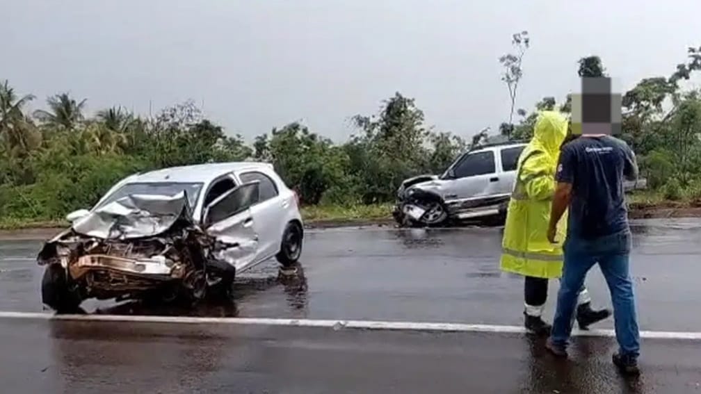 Batida entre carro, caminhão e caminhonete S10 na BR-376, em Guairaçá.