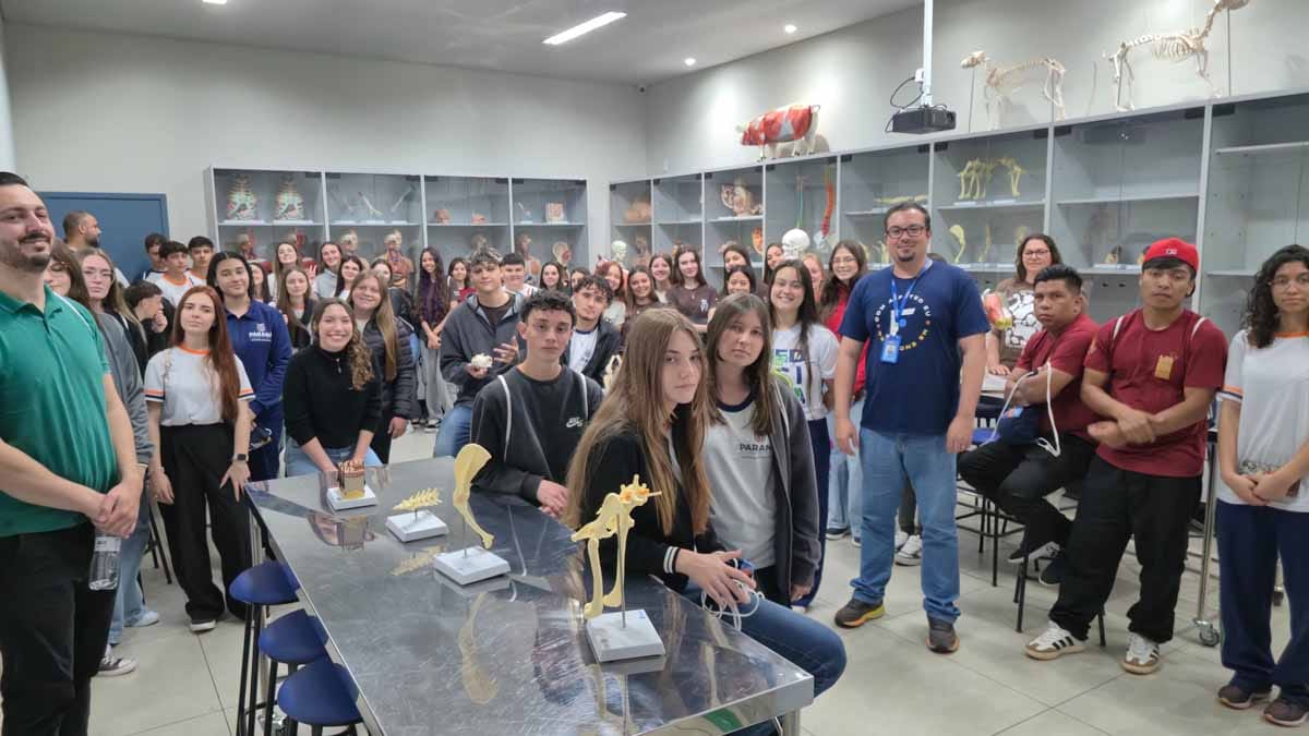 Estudantes do Colégio Estadual Professora Reni Correia Gamper conheceram a estrutura e os laboratórios da Fatec Ivaiporã na sexta-feira (9).