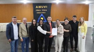 Representantes municipais no encontro da Câmara Técnica de Educação da Amuvi em Ivaiporã.