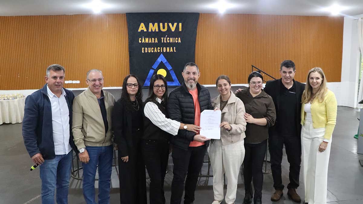 Representantes municipais no encontro da Câmara Técnica de Educação da Amuvi em Ivaiporã.