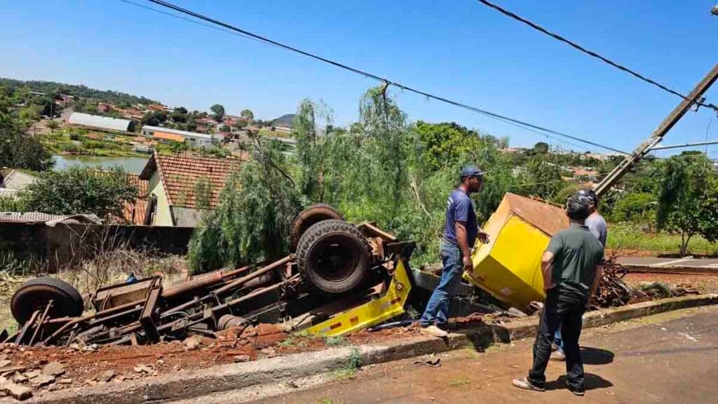 Motorista escapa ileso após caminhão tombar em Borrazópolis Caminhão de entulho tombou em um barranco em Borrazópolis