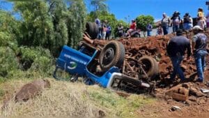 Caminhão de entulho tombou em um barranco em Borrazópolis