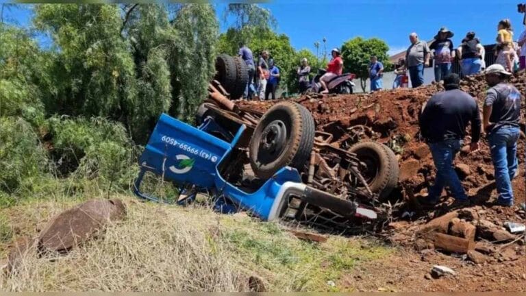 Caminhão de entulho tombou em um barranco em Borrazópolis
