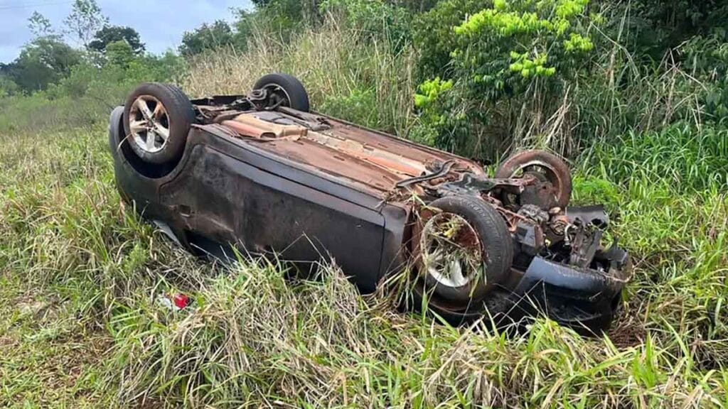 Motorista fica ferida após capotamento na PR-272 entre Faxinal e Cruzmaltina Volkswagen Fox envolvido em capotamento na PR-272 entre Faxinal e Cruzmaltina.