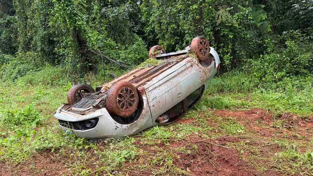 Carro capotado às margens da PR-082 entre Lunardelli e São João do Ivaí.