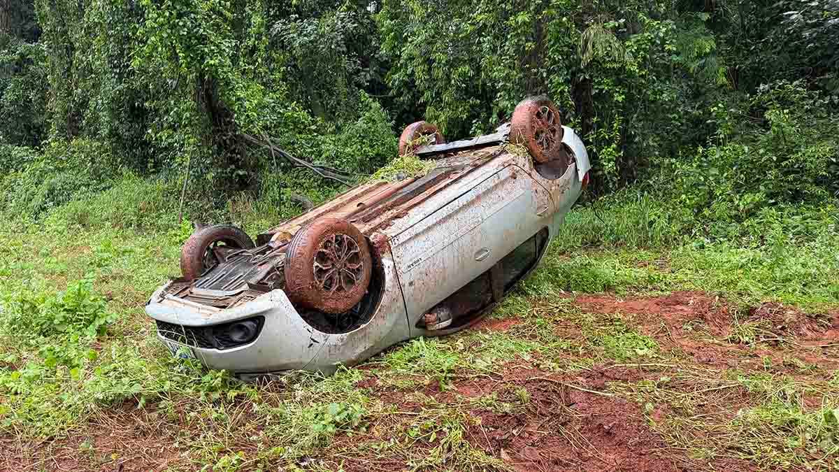 Carro capotado às margens da PR-082 entre Lunardelli e São João do Ivaí.