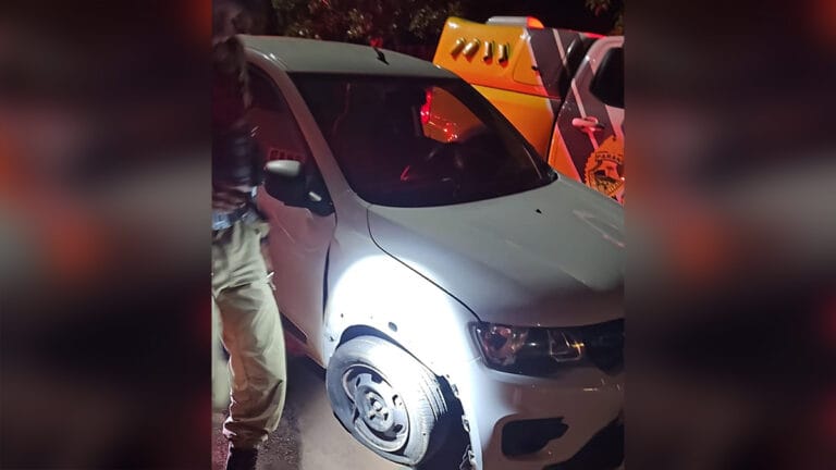 Carro com danos na parte dianteira e pneu dianteiro direito furado durante atendimento da Polícia Militar em Ivaiporã