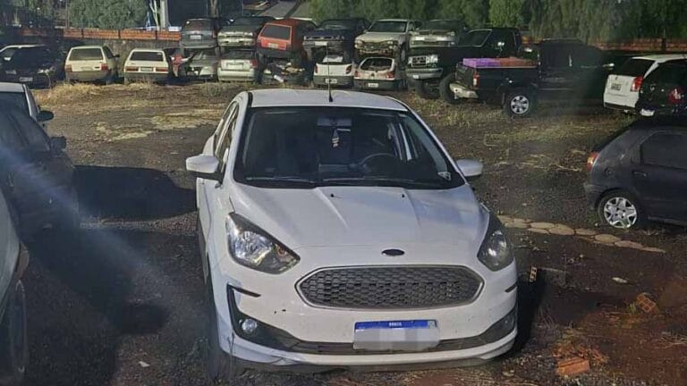 Carro guinchado pela Rotam após motorista tentar fazer cavalo de pau em Faxinal