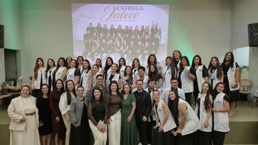 Acadêmicos do 3º e 4º períodos de Pedagogia da Fatec Ivaiporã durante a Cerimônia do Jaleco, realizada na quinta-feira (29)