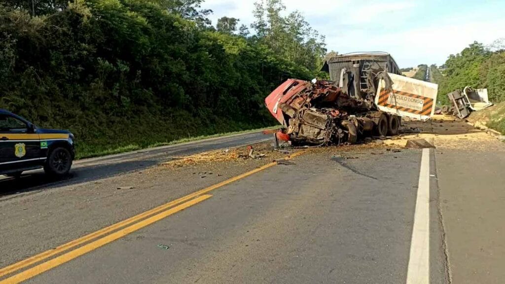 Acidente entre carretas deixa um morto BR-277 nos Campos Gerais do Paraná Carretas envolvidas em acidente fatal na BR-277, em Palmeira, no Paraná.