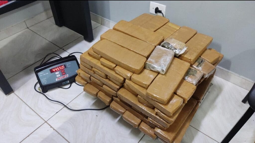 Drogas apreendidas pela PRF em carro na BR-277, em Guarapuava