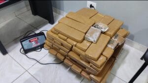 Drogas apreendidas pela PRF em carro na BR-277, em Guarapuava
