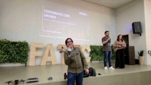 Professor Thiago Henrique ministra minicurso sobre uso de drones na topografia durante a Semana Acadêmica da Fatec Ivaiporã.