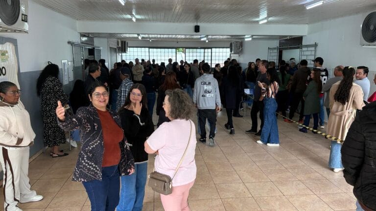Eleitores aguardam atendimento em local de votação da 93ª Zona Eleitoral de Ivaiporã durante as eleições.