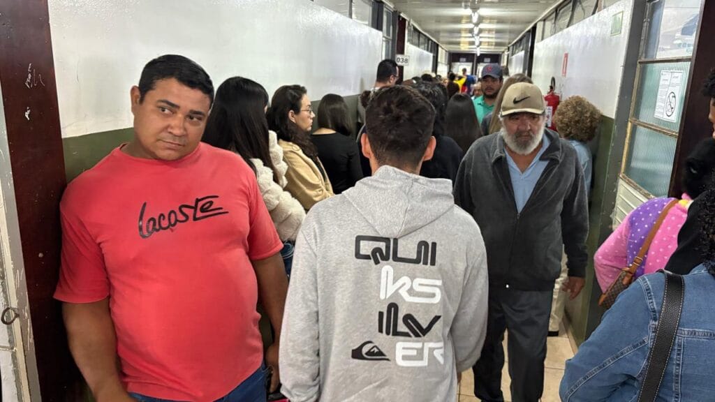 Eleições transcorrem tranquilamente na 93ª Zona Eleitoral de Ivaiporã Eleitores aguardam atendimento em local de votação da 93ª Zona Eleitoral de Ivaiporã durante as eleições.