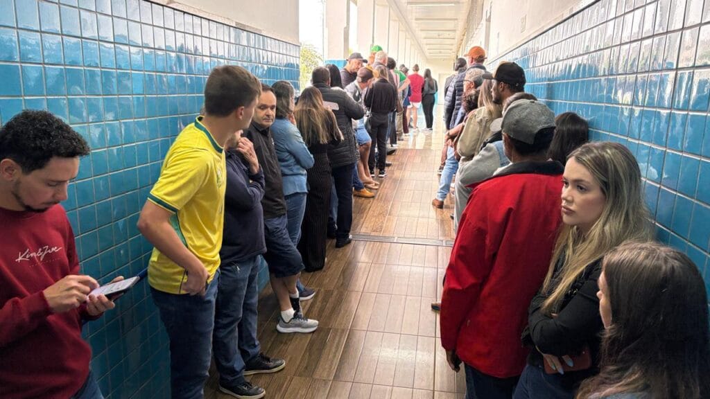 Eleições transcorrem tranquilamente na 93ª Zona Eleitoral de Ivaiporã Eleitores aguardam atendimento em local de votação da 93ª Zona Eleitoral de Ivaiporã durante as eleições.