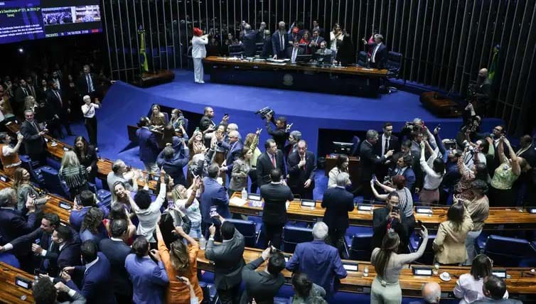 Senado aprova PEC que acaba com a escala 6x1 e reduz a jornada semanal para 40 horas
