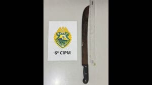 Homem é preso após ameaçar crianças com facão em Faxinal