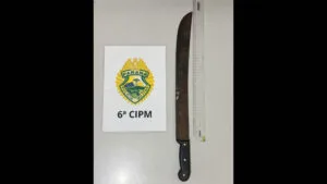Homem é preso após ameaçar crianças com facão em Faxinal