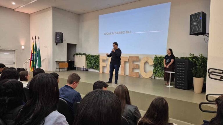 Estudantes de Nova Tebas visitam laboratórios e conhecem cursos superiores da Fatec Ivaiporã.