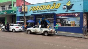 Fachada da Formigão Tintas em Ivaiporã, que celebra 25 anos de história no comércio de tintas automotivas e imobiliárias.