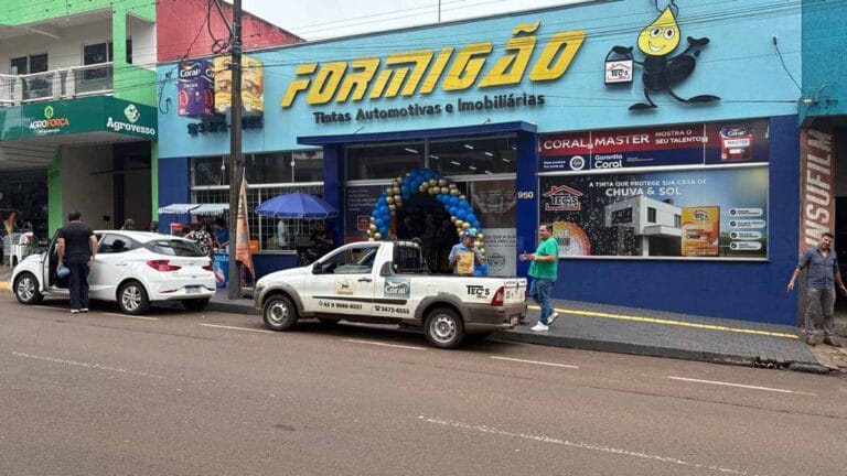 Fachada da Formigão Tintas em Ivaiporã, que celebra 25 anos de história no comércio de tintas automotivas e imobiliárias.