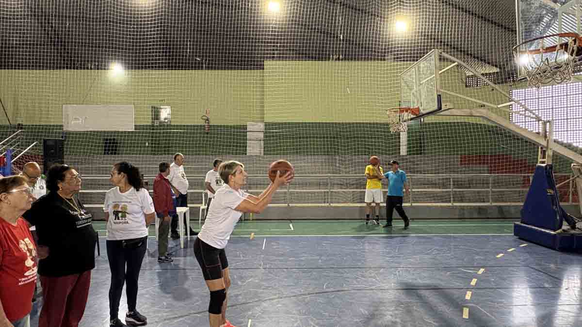 Gincana 60+ movimenta idosos com esporte e diversão em Ivaiporã gincana-melhor-idade (2)