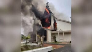 Incêndio atinge a fachada da Igreja Matriz de Treze de Maio, em Santa Catarina, com chamas e fumaça saindo do prédi