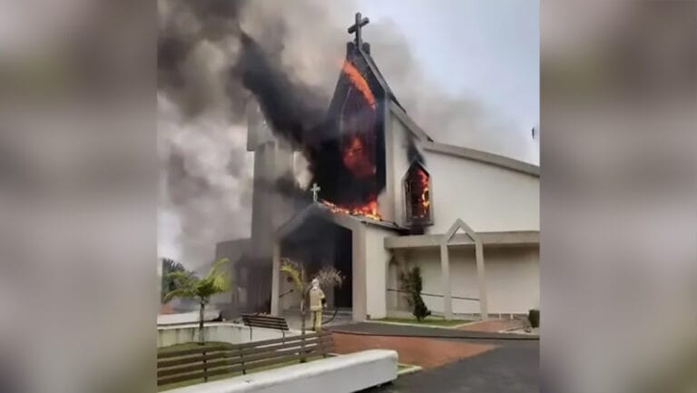 Incêndio atinge a fachada da Igreja Matriz de Treze de Maio, em Santa Catarina, com chamas e fumaça saindo do prédi