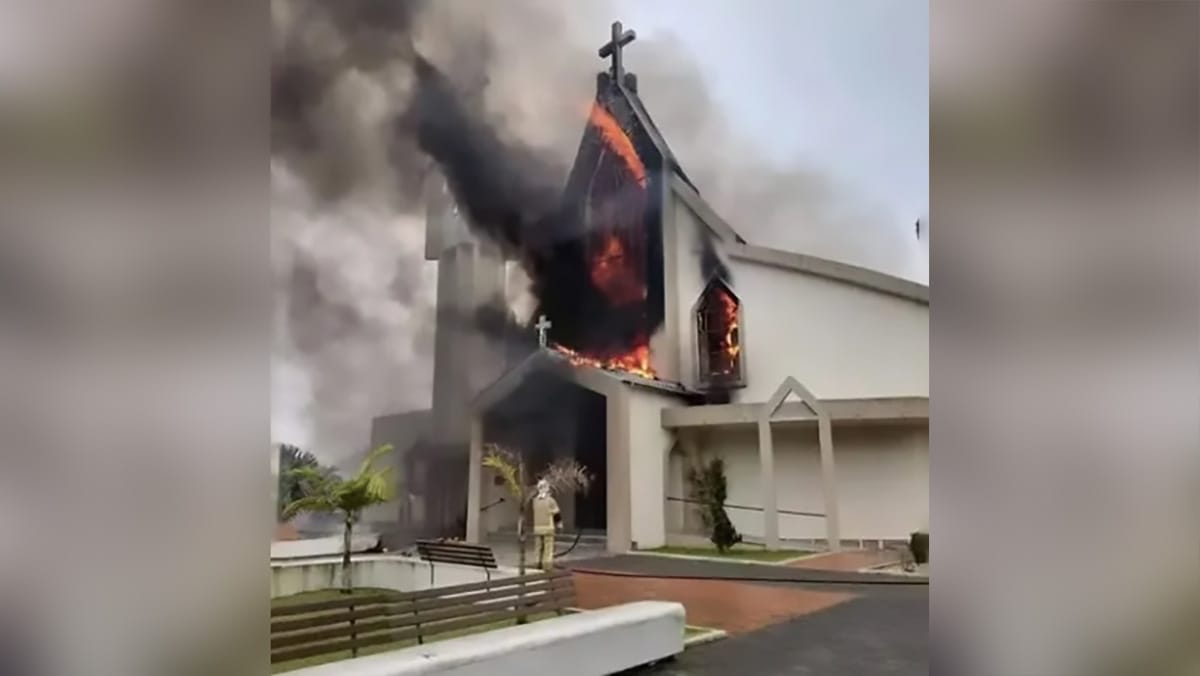 Incêndio atinge a fachada da Igreja Matriz de Treze de Maio, em Santa Catarina, com chamas e fumaça saindo do prédi
