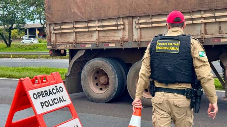Polícia Rodoviária Estadual fiscaliza veículos durante a Operação Padroeira do Brasil 2026 no Paraná