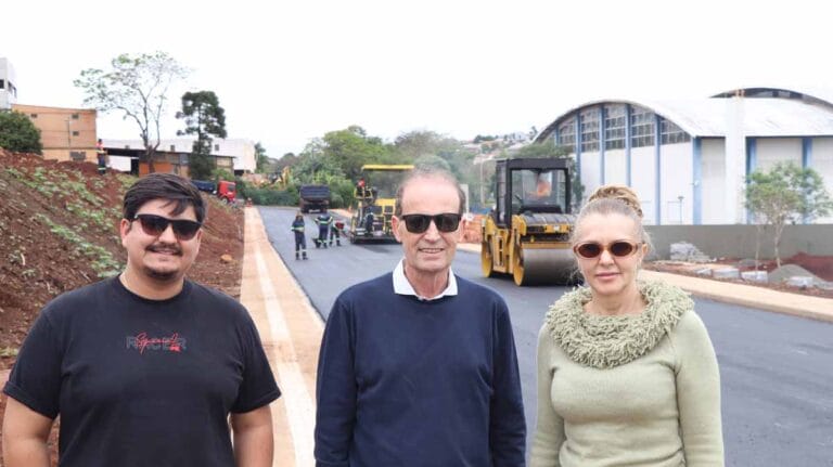 Obras de pavimentação asfáltica em ruas de Ivaiporã com investimento de R$ 10,6 milhões.